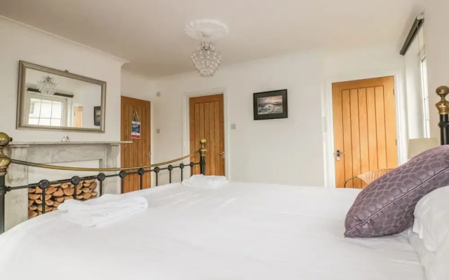 Apartment 1, Trearren