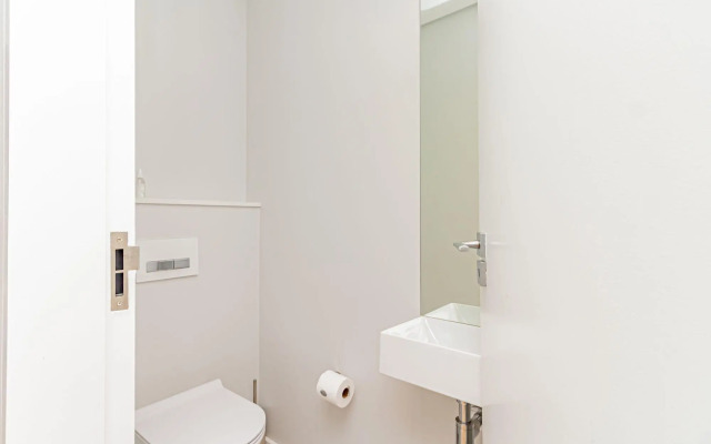 Modern Sea Point Apartment w Rooftop Deck 9 on S