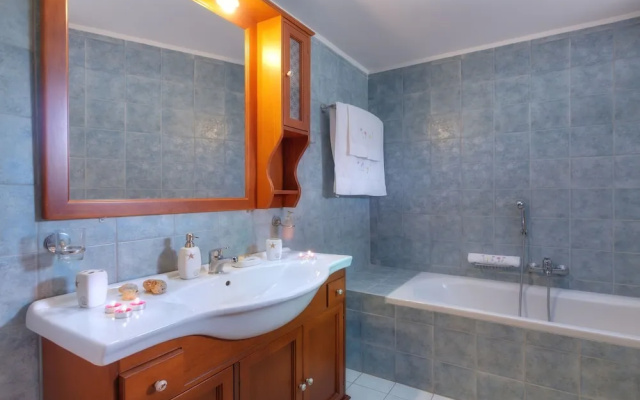 Traditional Ioannis Cottage...luxurious & Rustic With Ecological Heated Pool !!!