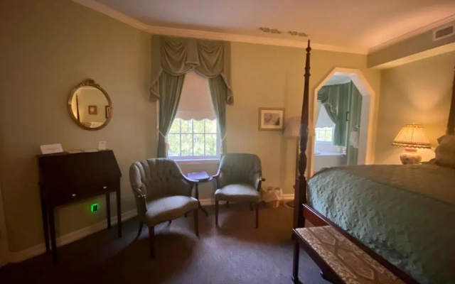 The Cypress Inn Bed & Breakfast