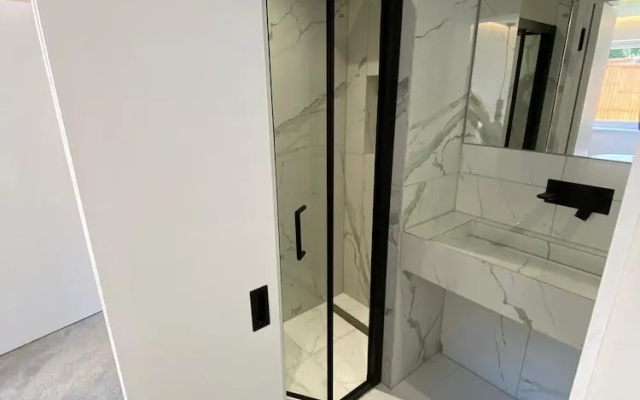 Modern 2 Bedroom 2 Bathroom flat