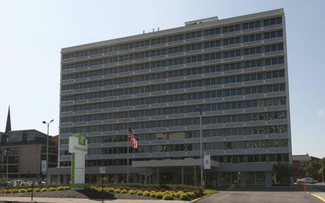 Отель Holiday Inn Columbus Downtown Capitol Square вид на фасад