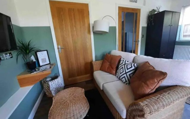 The Cwtch,Self Contained Coastal Annex Freshwater (Adults Only)