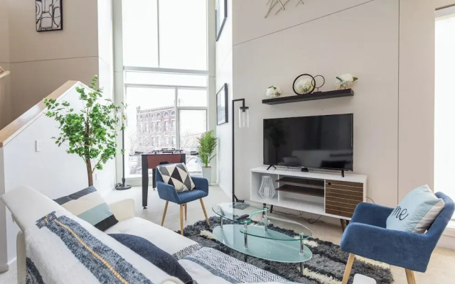 Modern Penthouse on Mass By CozySuites