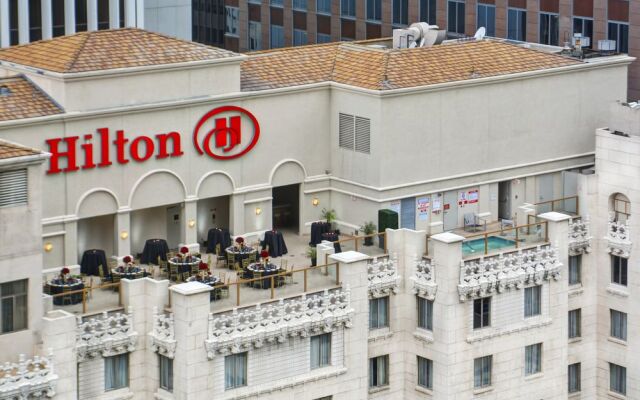 Отель Hilton Checkers США, Лос-Анджелес - 9 отзывов об отеле, цены и фото номеров - забронировать отель Hilton Checkers онлайн вид на фасад