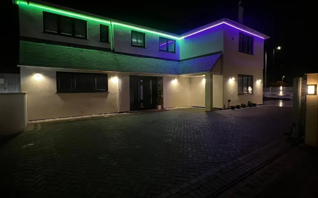 House - Sleeps 16, Parking, Pets Allowed & Jacuzzi
