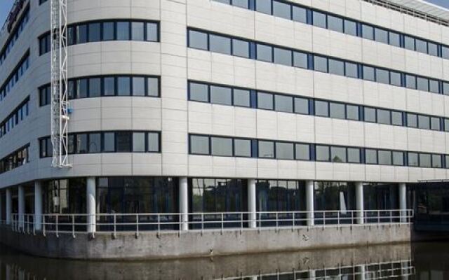 Отель Hampton by Hilton Amsterdam Airport Schiphol Нидерланды, Хофддорп - 1 отзыв об отеле, цены и фото номеров - забронировать отель Hampton by Hilton Amsterdam Airport Schiphol онлайн вид на фасад