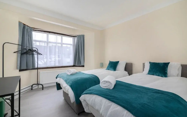 Refurbished 4-bed Family Home-near Central London