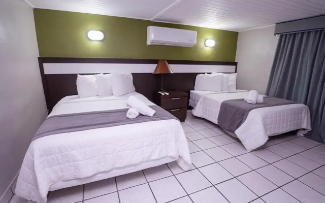 Full Moon Hotel & Restaurant