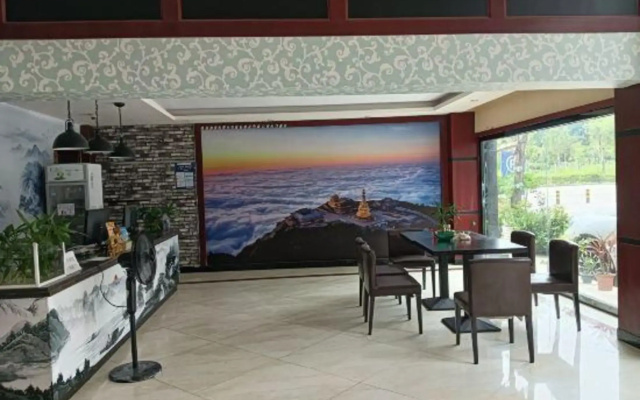 Emeishan Chunnuan Huayi Theme Hotel