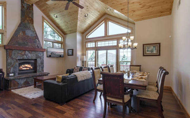 Stunning and Spacious in Truckee by RedAwning