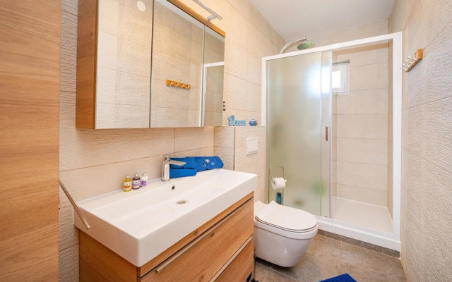 Amazing Home in Turanj With 3 Bedrooms, Jacuzzi and Wifi