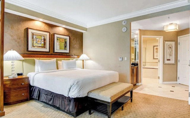 Beautiful Strip View Studio w Balcony 02807