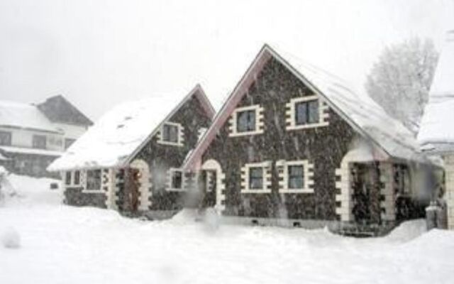 Отель Alpine Chalets Hakuba Хакуба вид на фасад