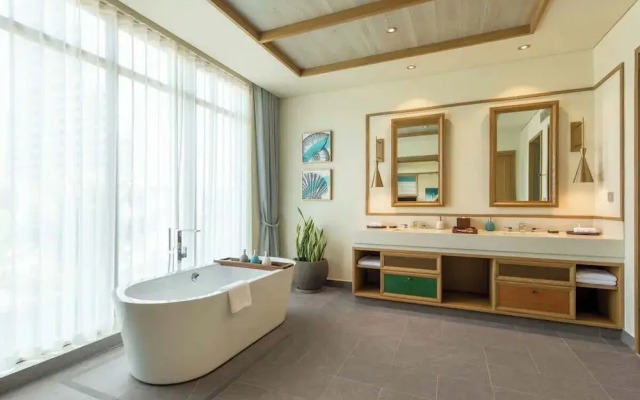 Beachside Villa: 2BR Private Pool & Breakfast