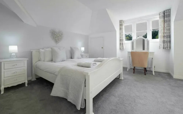 Elegant 2BR Broadstairs Coastal Escape by Adliv