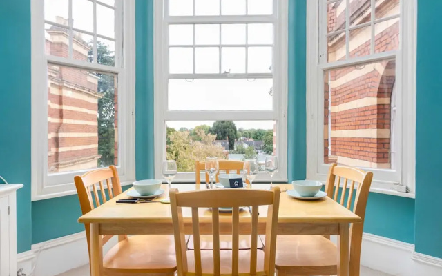 Bright and Elegant Chiswick Apartment