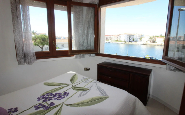 Holiday home in Empuriabrava with a private swimming pool