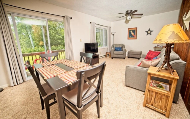 Experience a Classic New England Setting at This Waterville Estates Condo Located in the Heart of the White Mountains - Bv5e