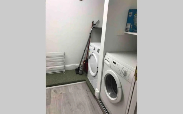 Flat 1, 22 the square