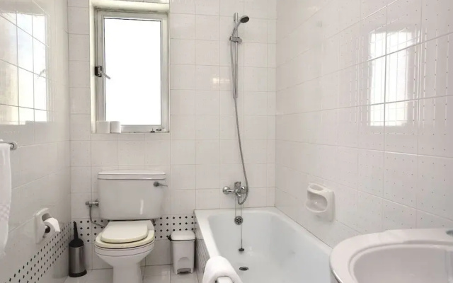 Bright and Central 2 Bedroom With Harbour View