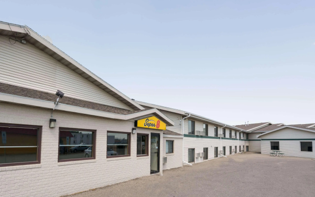 Super 8 by Wyndham Fargo/I-29/West Acres Mall