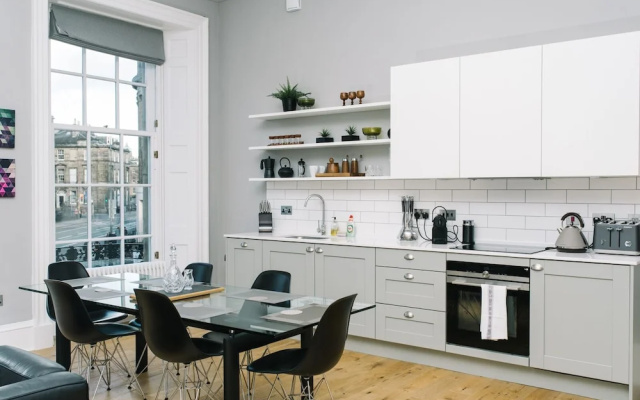 JOIVY Apartments - Huge 5* Georgian Apartment - Great Location