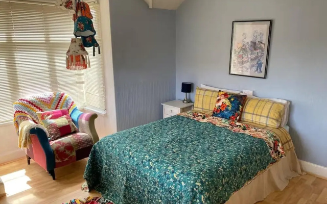5 Bed Villa - Sleeps 10 - Pets - Garden - Parking