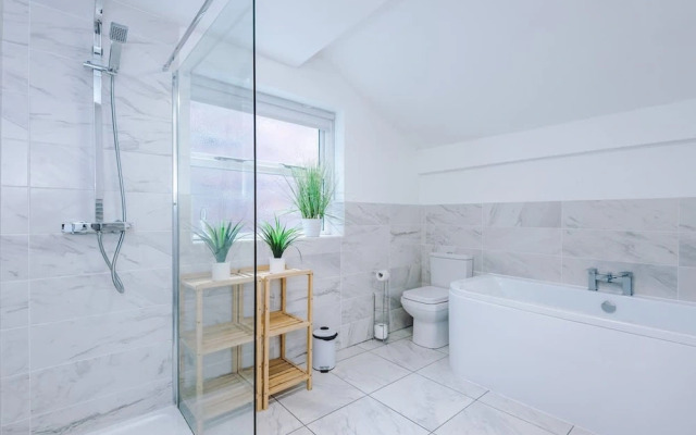 Stylish 3-bed City Centre Home Private Parking