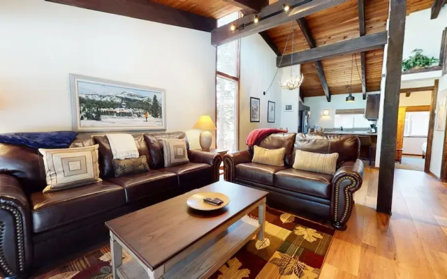 Mammoth Estates 113 Large Pet-Friendly Townhome, Walk to The Village, Private Washer Dryer by RedAwning
