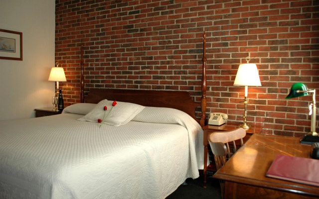 Lamie's Inn and The Old Salt Restaurant