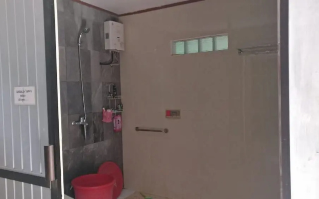 Adji Homestay - Hostel