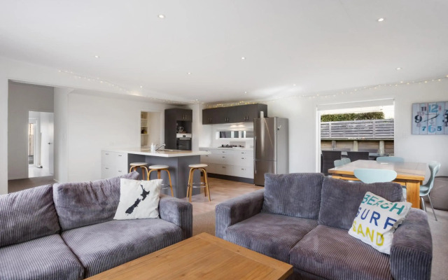 Modern Kiwi Bach - Waihi Beach Holiday Home