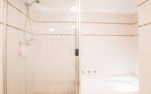 Rustic Hardwood 2 Bedroom Apartment in Randwick