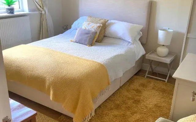 Stunning ANNEXE 1 luxury bedroom, eating area & bathroom only!