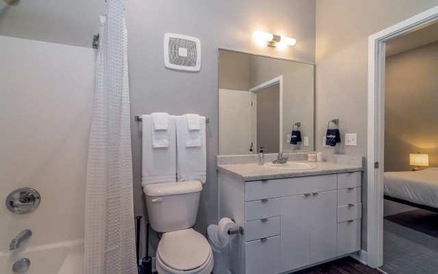 Des Moines Beautiful 2BD 2BA Downtown Apartment