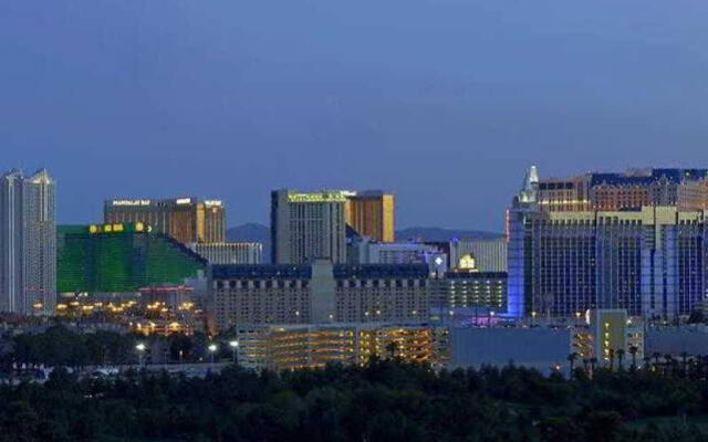 Отель Residence Inn by Marriott Las Vegas Convention Center США, Лас-Вегас - 1 отзыв об отеле, цены и фото номеров - забронировать отель Residence Inn by Marriott Las Vegas Convention Center онлайн вид на фасад