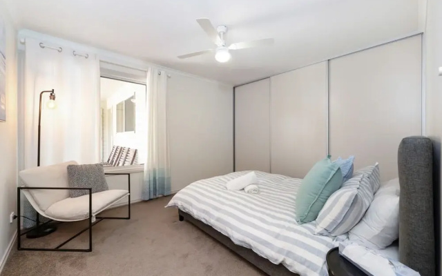 Spacious 3-bed Ground Level Beachside Stay