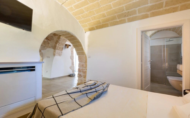 2220 Trulli Biancapetra by Perle di Puglia