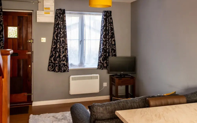 Cosy Homely House With Conservatory And Garden
