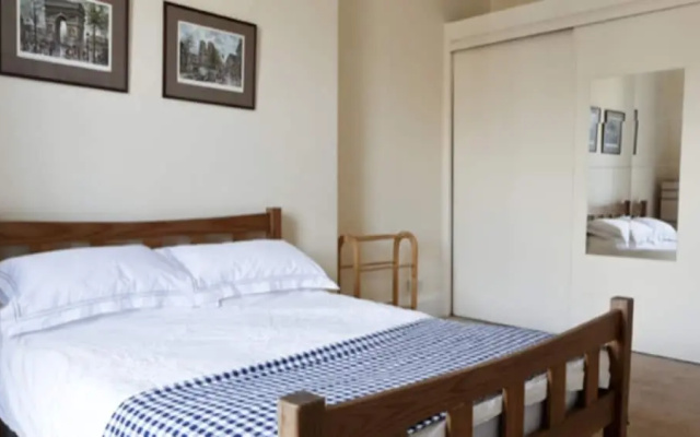 Spacious 4 Bedroom Apartment in Edinburgh