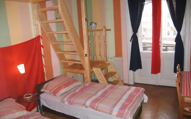 Locomotive Light Hostel  Apartments
