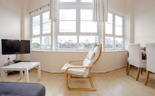 A Bright Top Floor Maisonette Along The Quays