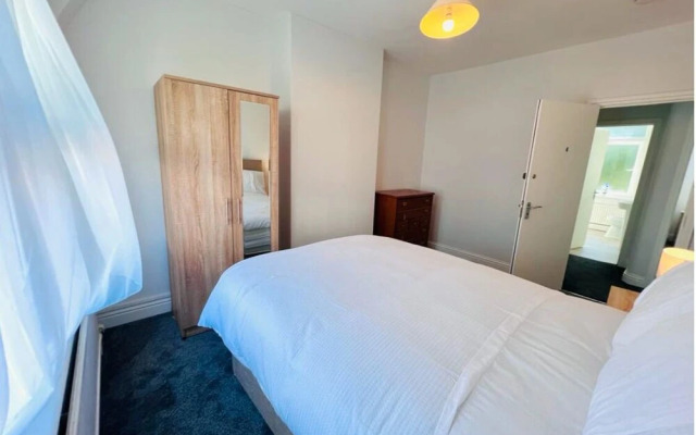 Spacious 6 double-bed rooms C2C Southend