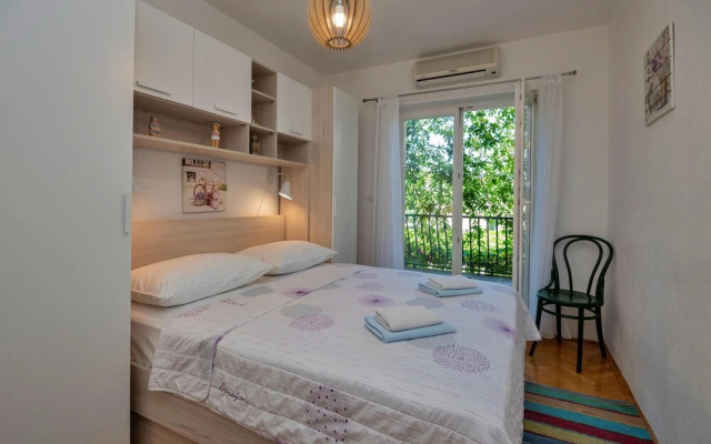 Amazing Home in Makarska With Wifi and 6 Bedrooms
