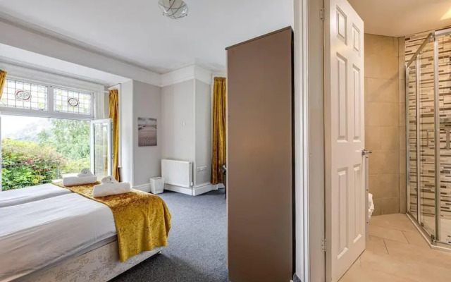 Delightful Holiday Home With sea Views and Hot Tub