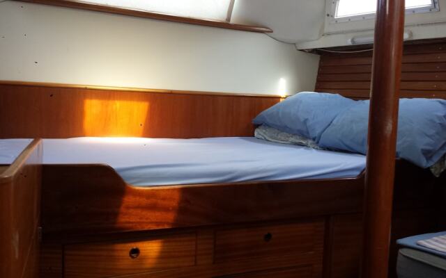 Отель Valletta Grand Harbor Sailing Boat комната для гостей