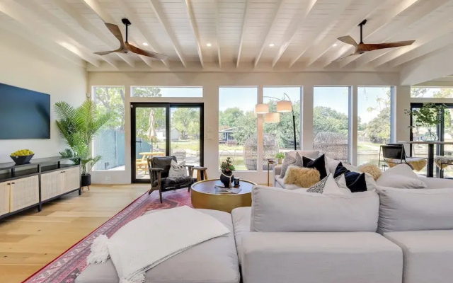 Waterfront Granbury Home w/ Electric Fireplace!