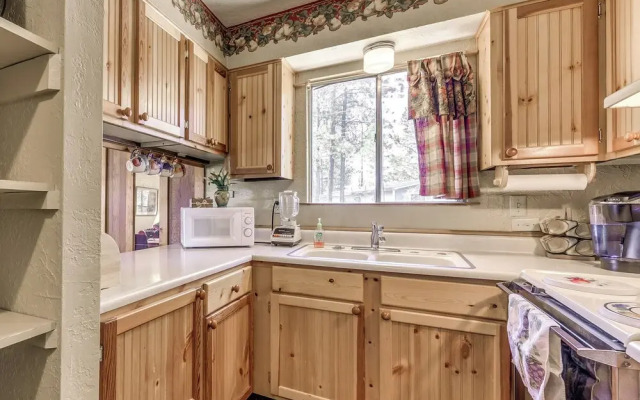 Cozy Cabin w/ Deck < 1 Mi to Midtown Ruidoso!