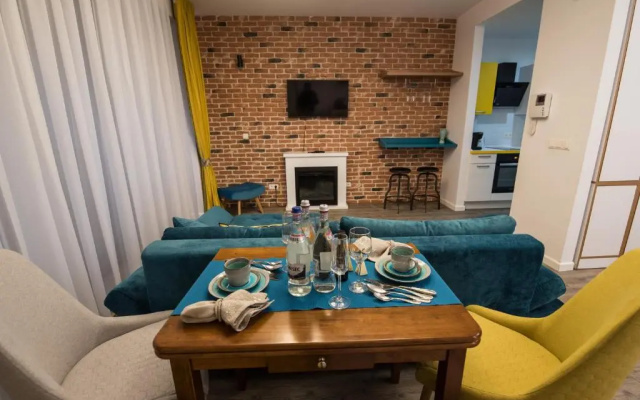 Chic Studio Silver Mountain